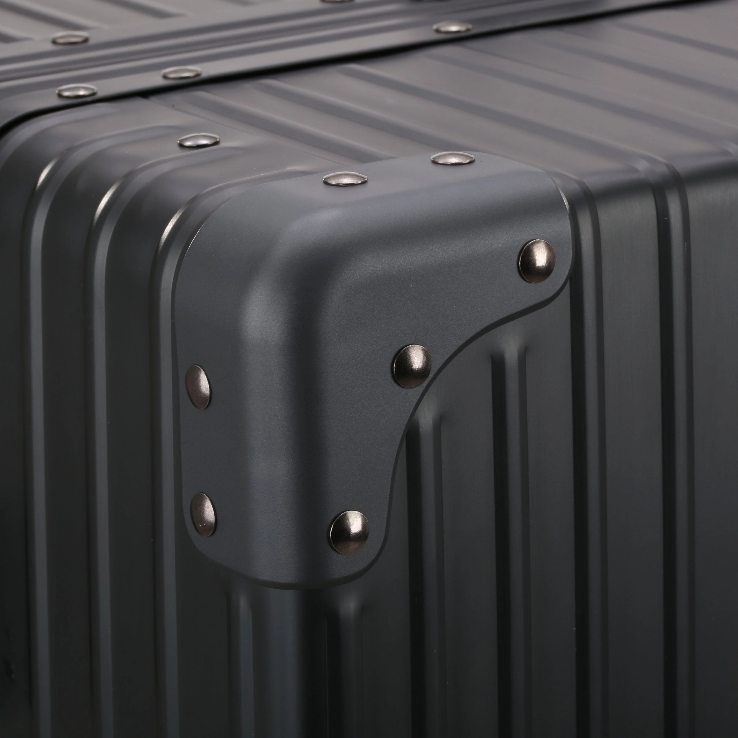 Aleon Classic 21" 4-Wheel Carry-On Luggage