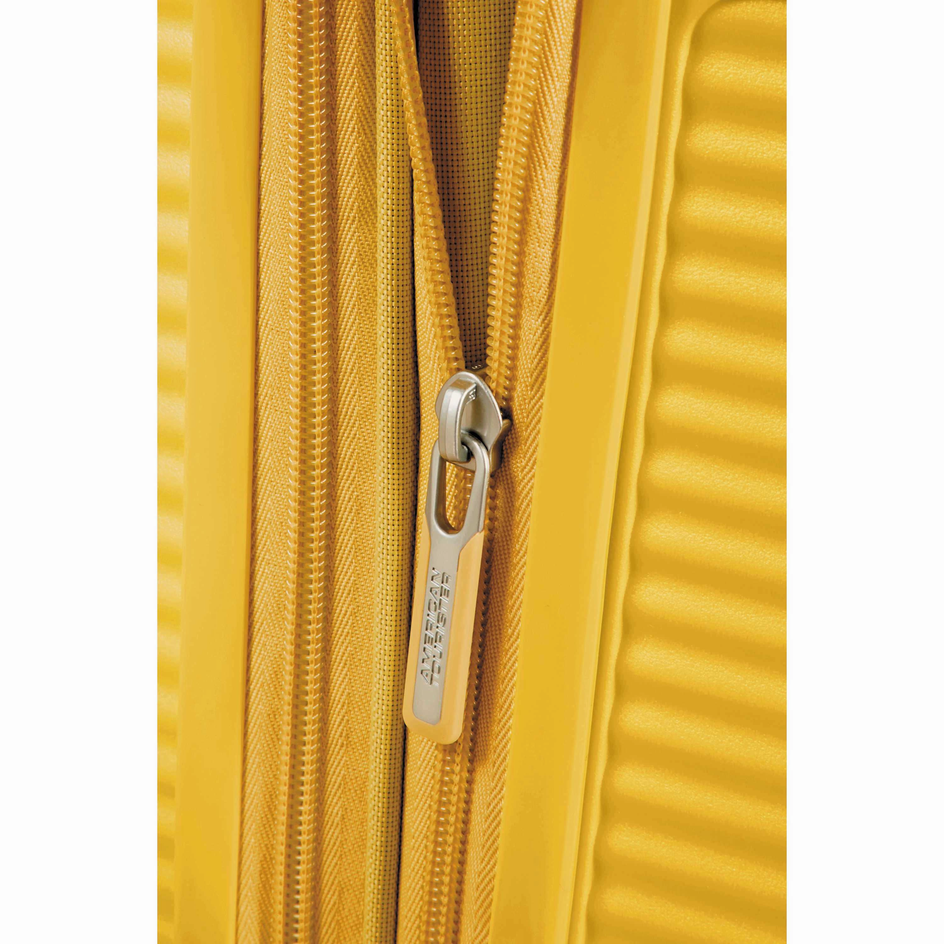 American Tourister Curio 25" 4-Wheel Medium Luggage
