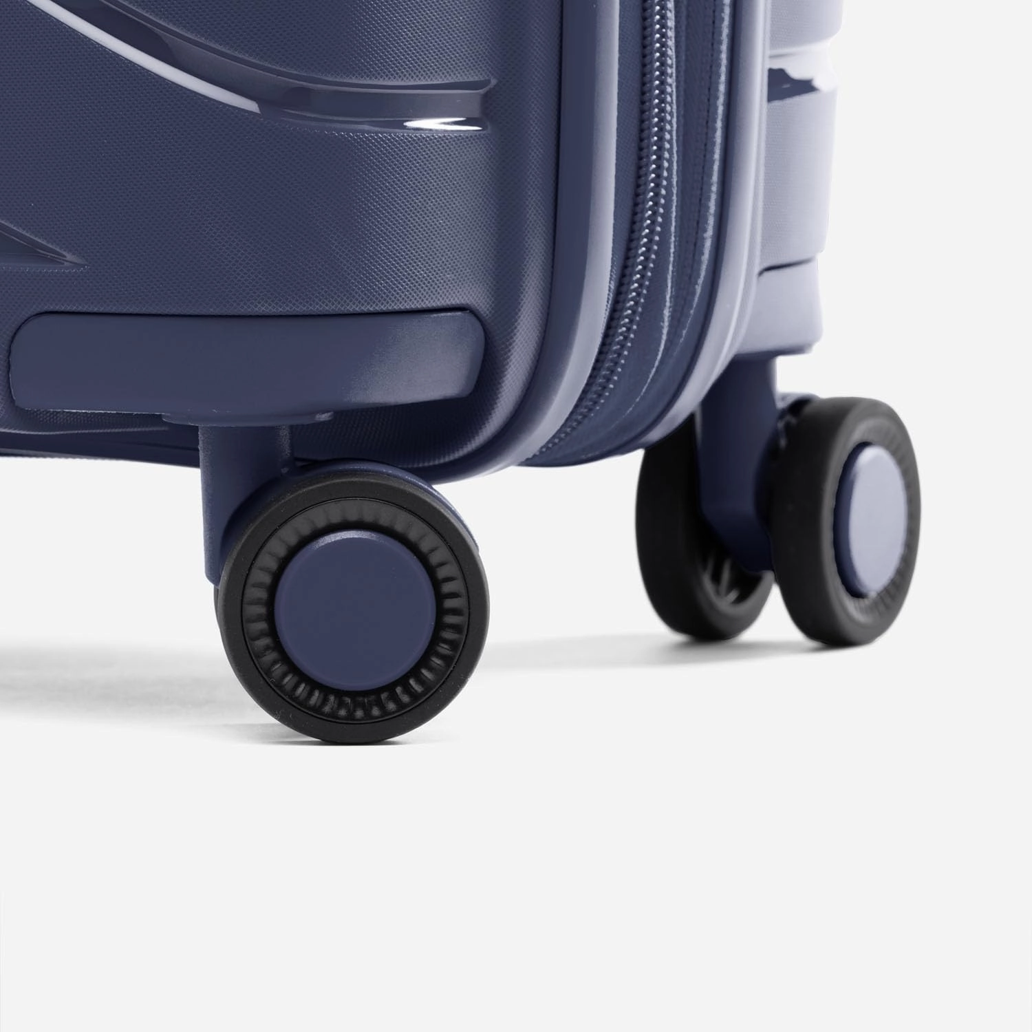 Atlantic Luggage Atlantic Convertible Medium to Large Checked Exp Hardside Spinner