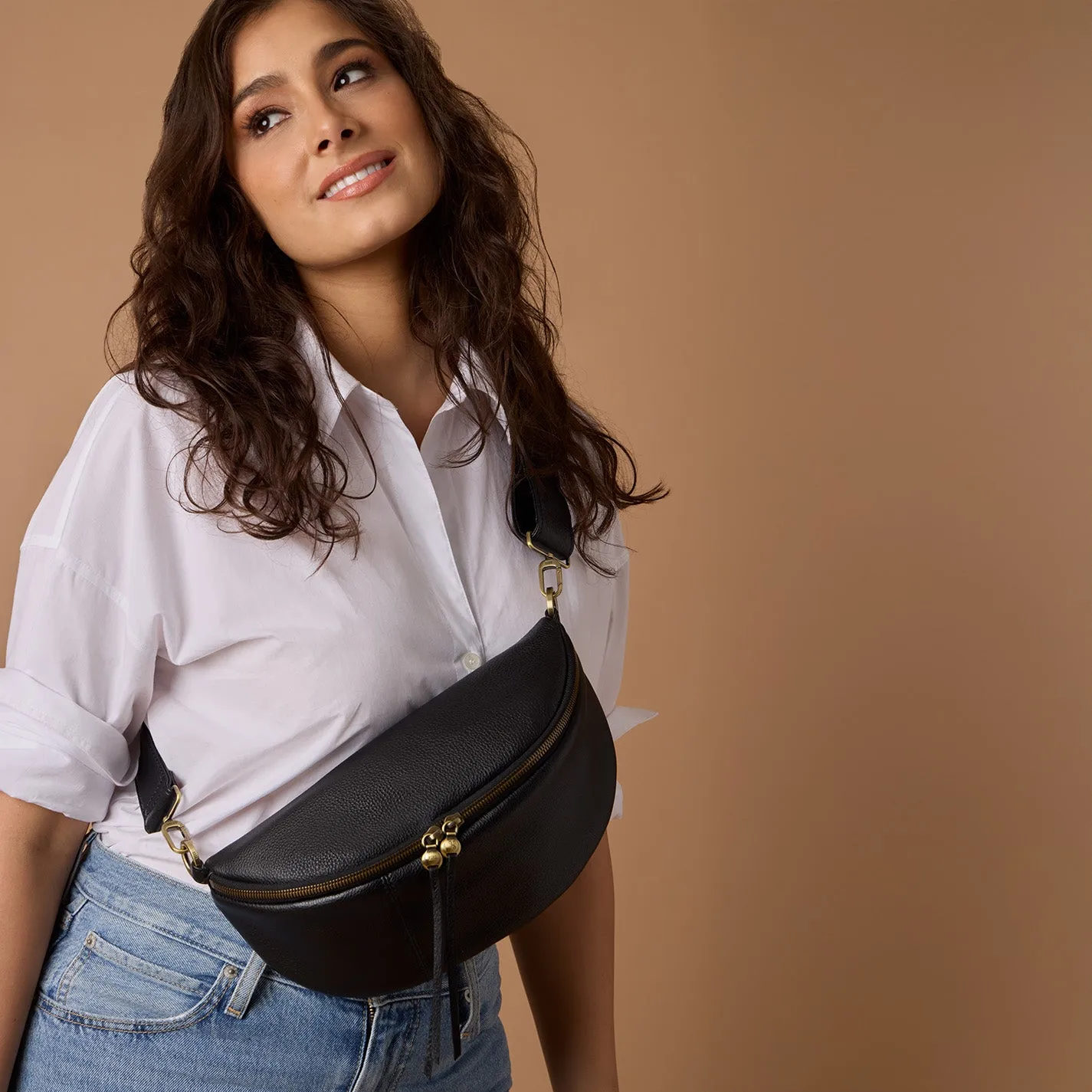 Hunter Medium Belt Bag In Pebbled Leather - Black