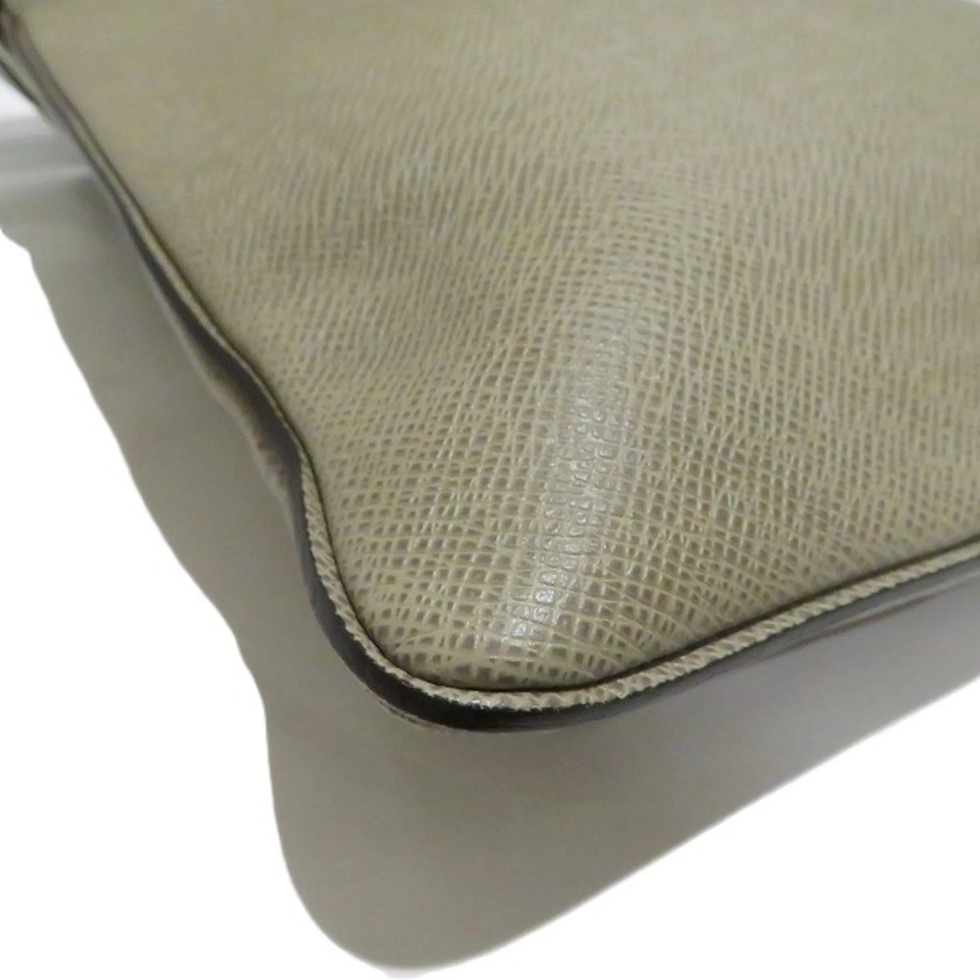 Louis Vuitton Taiga  Taiga Leather Shoulder Bag