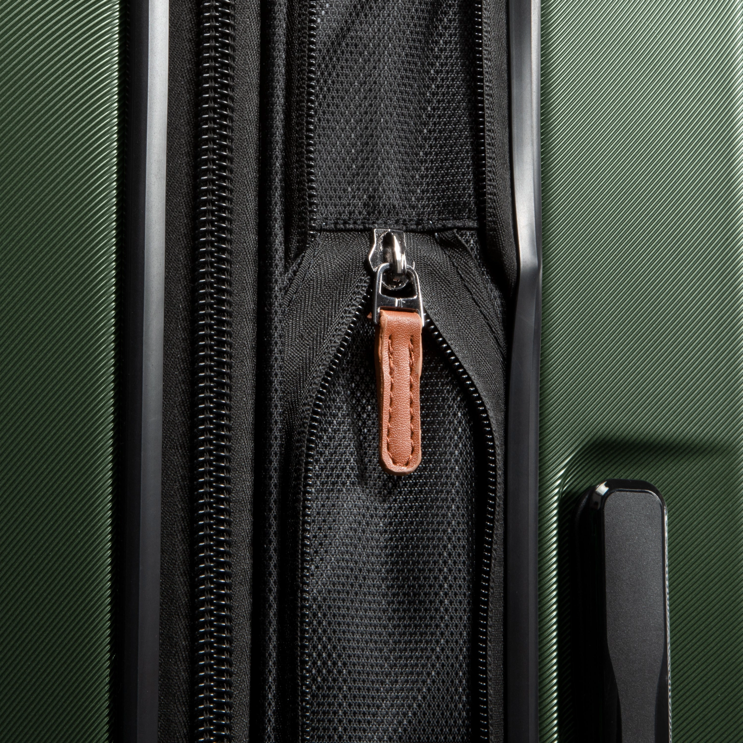Ricardo Beverly Hills Montecito 2.0 Hardside Medium Check-In Expandable Spinner Luggage