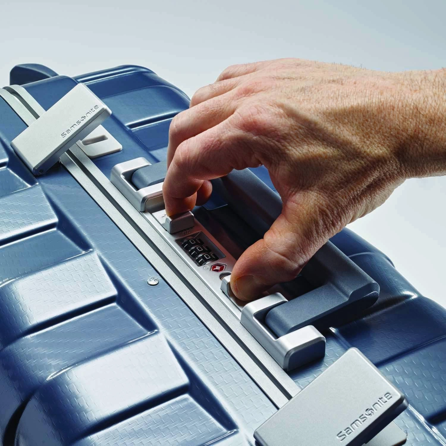 Samsonite Framelock 25" 4-Wheel Medium Luggage