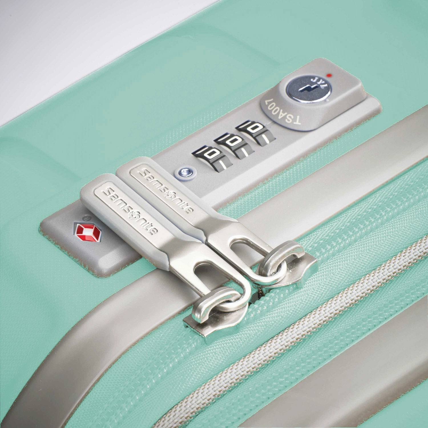 Samsonite Freeform 24" 4-Wheel Medium Luggage