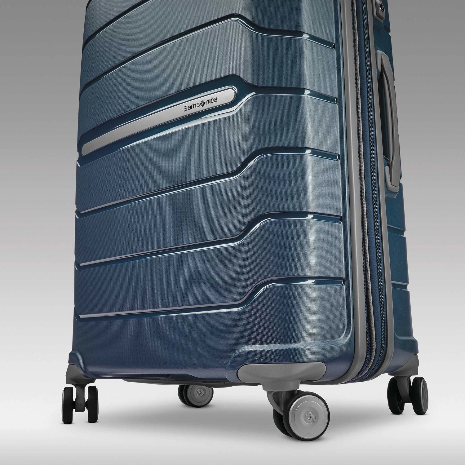 Samsonite Freeform 24" 4-Wheel Medium Luggage