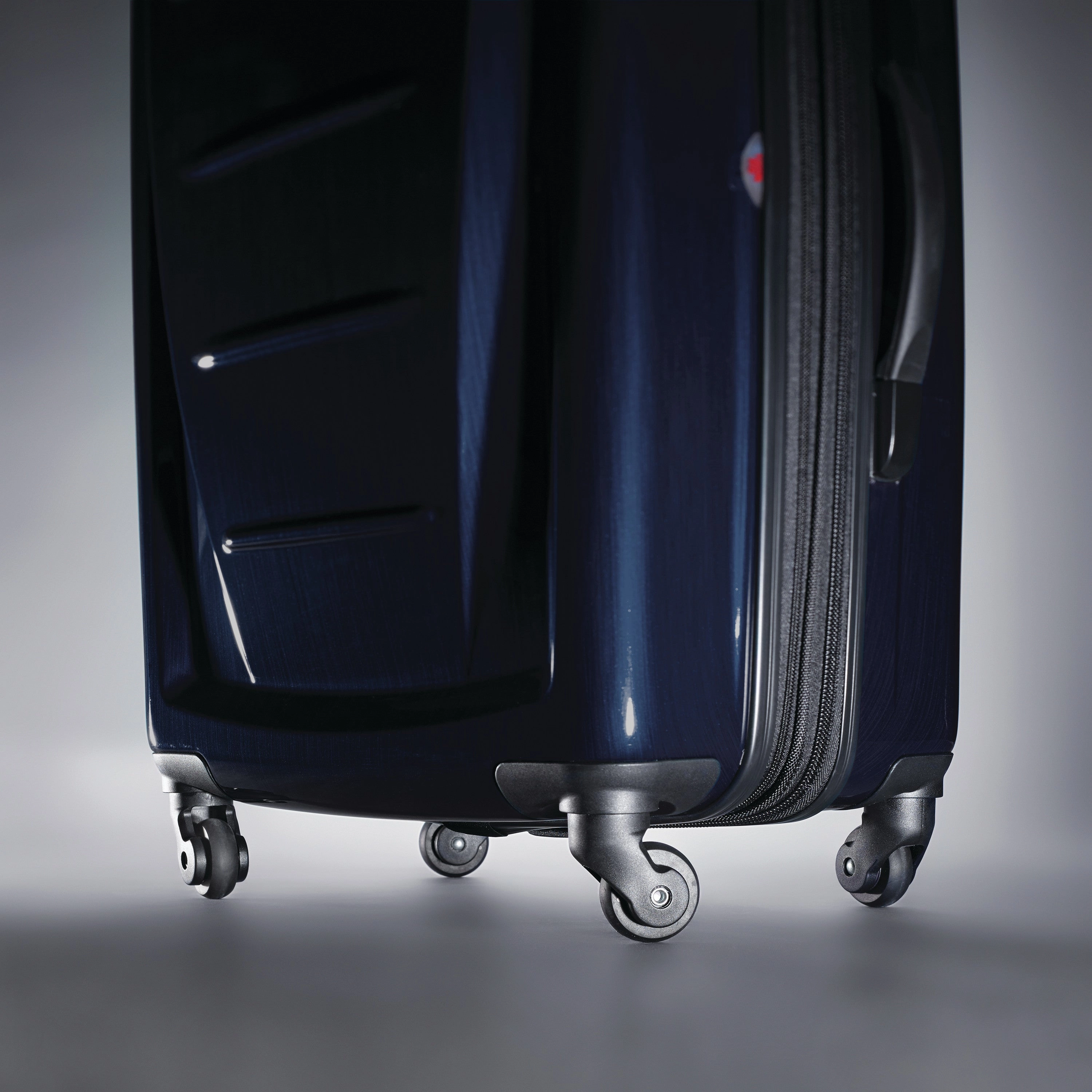 Samsonite Winfield 2 24" 4-Wheel Medium Luggage