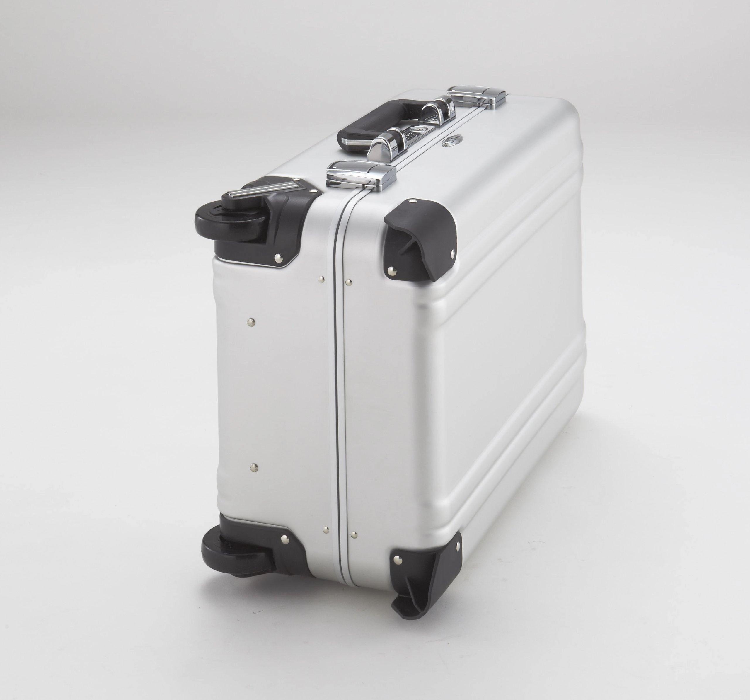 ZERO Halliburton Classic Aluminum Carry On 2 Wheel Travel Case
