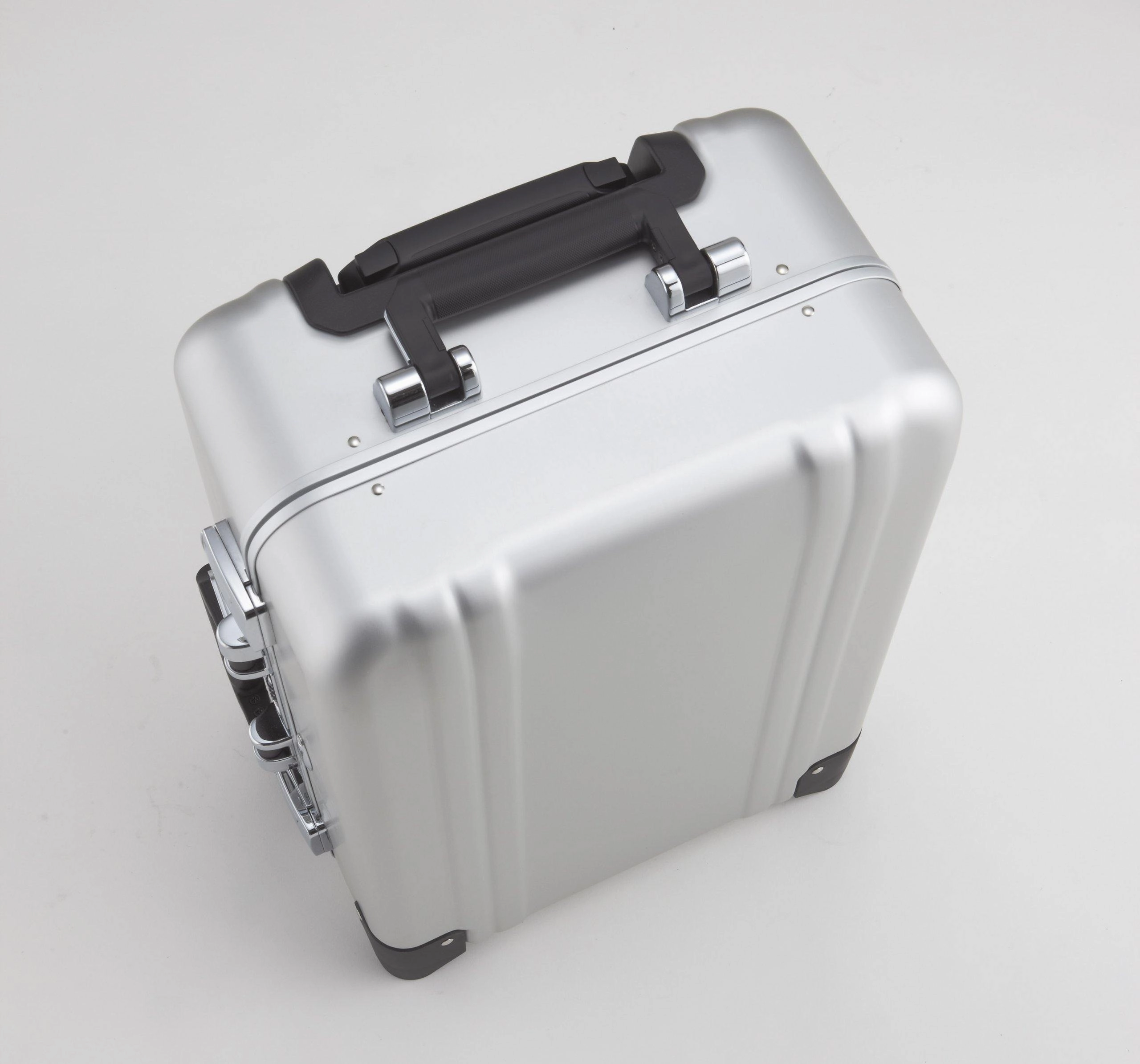 ZERO Halliburton Classic Aluminum Carry On 2 Wheel Travel Case